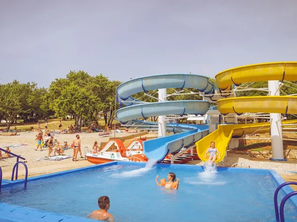 Rutschen mit Pool auf dem Roan Campingplatz Zelena Laguna.