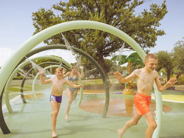 Kinder spielen auf dem Roan-Campingplatz Polari.