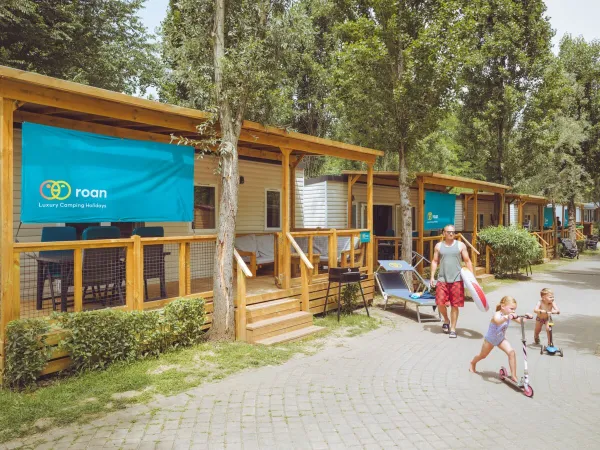 Premium Lounge Mobilheime Straße in Roan Camping hu Altomincio village.