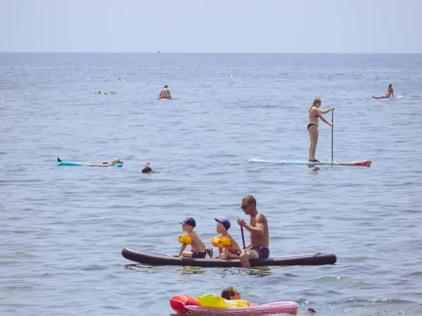 Wassersport am Strand des Campingplatzes Roan Stella Maris.