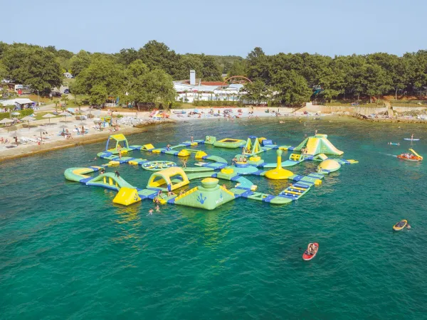 Wasserspielplatz im Meer auf dem Campingplatz Roan Bijela Uvala.