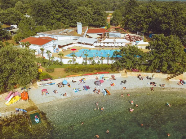 Übersicht Kieselstrand und Pool auf dem Campingplatz Roan Bijela Uvala.