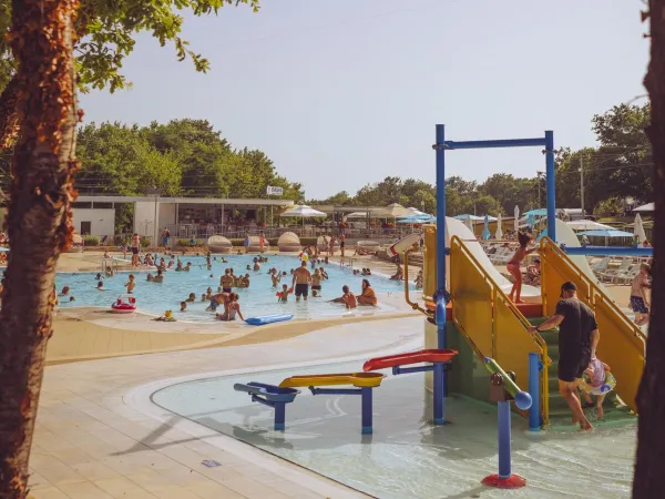 Schwimmbad mit Wasserspielplatz im H-Bereich des Campingplatzes Roan Bijela Uvala.