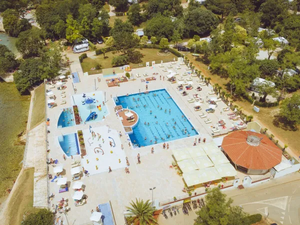 Schwimmbad und Wasserspielplatz auf dem Roan Camping Lanterna.