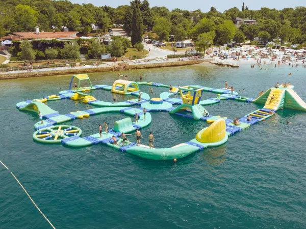 Wasserspielplatz im Meer auf dem Campingplatz Roan Lanterna.