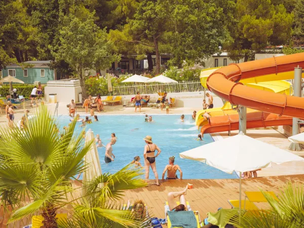 Schwimmbad mit Rutschen auf dem Campingplatz Roan Lanterna.