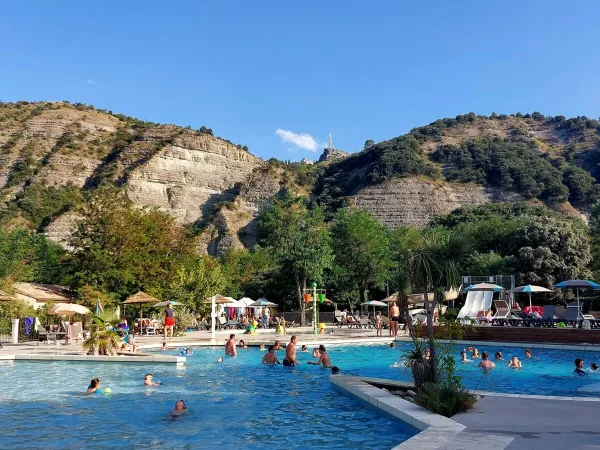 Blick vom Pool auf dem Roan Campingplatz La Grand Terre.