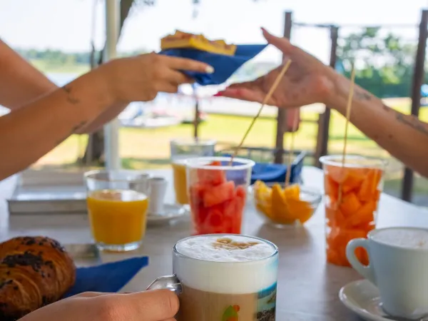 Essen und Trinken auf dem Roan-Campingplatz Lido Verbano.