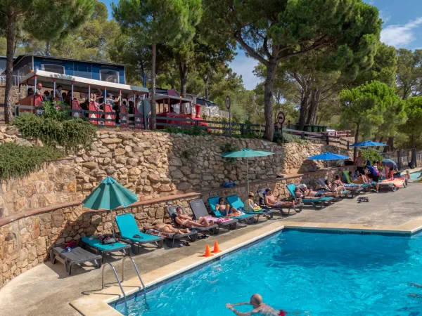 Sonnenliegen am Pool auf dem Campingplatz Roan Internacional de Calonge.