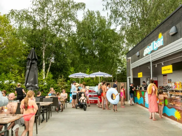 An der Poolbar des Roan-Campingplatzes Birkelt gibt es Leckeres zu essen.