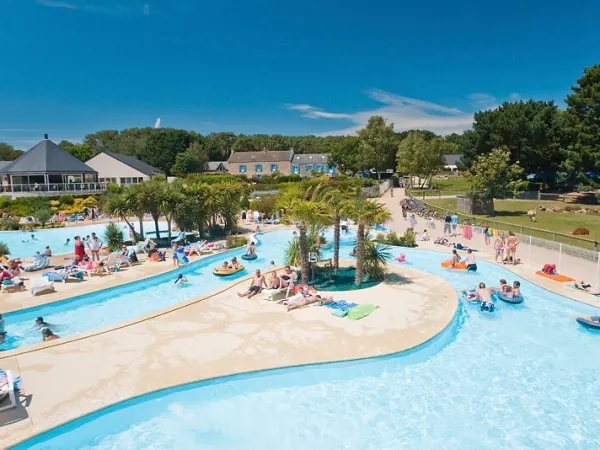 Das Schwimmbad des Campingplatzes La Grande Métairie in Roan.