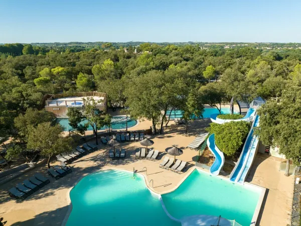 Ein Übersichtsfoto vom Schwimmbad des Roan camping Domaine de Massereau.