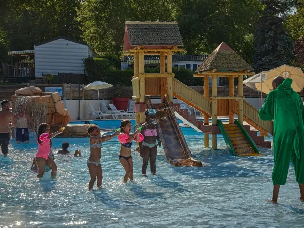 Ein Wasserspielplatz auf dem Campingplatz Roan Le Chêne Gris.