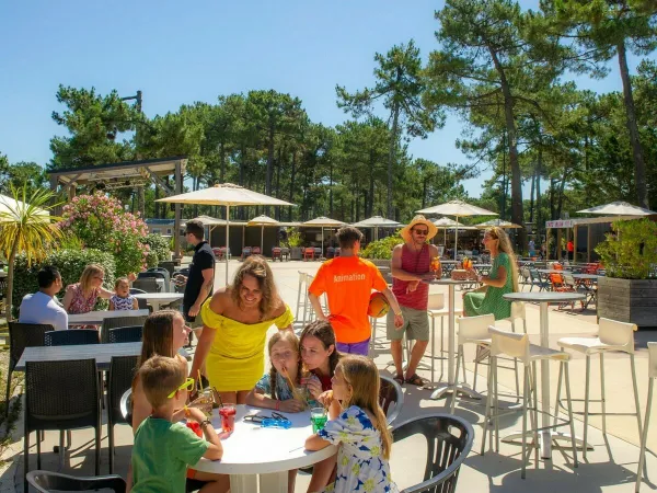 Eine Terrasse auf dem Campingplatz Roan Atlantic Montalivet.