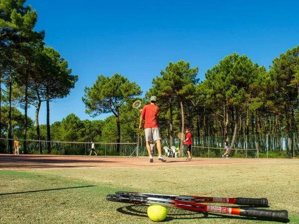 Spielen Sie Tennis auf dem Campingplatz Roan Atlantic Club Montalivet.