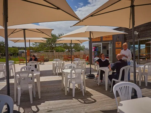 Eine Terrasse auf dem Roan-Campingplatz Les Chardons Bleus de la Turballe.