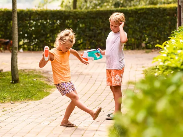 Spielende Kinder auf dem Roan-Campingplatz Les Chardons Bleus de la Turballe.