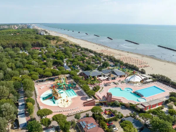 Übersicht Schwimmbäder und Strand auf dem Campingplatz Roan Spiaggia e Mare.