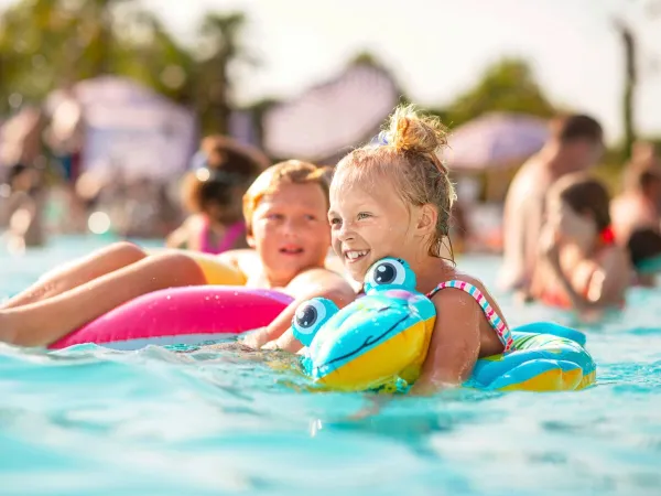 Kinder genießen den Pool auf dem Campingplatz Roan domaine de La Yole.