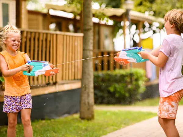 Kinder haben viel Spaß im Mobilheim auf dem Roan Camping Les Lacs du Veron.