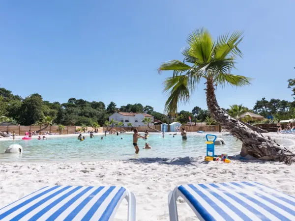 Kinder spielen im Lagunenpool auf dem Roan Camping La Clairière