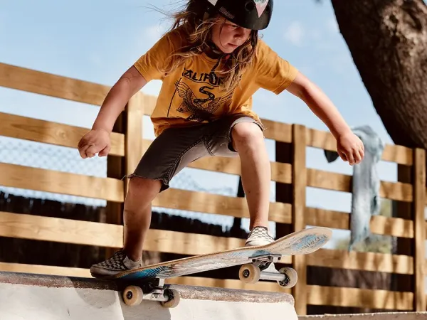 Skateboarding auf dem Roan-Campingplatz El Garrofer.