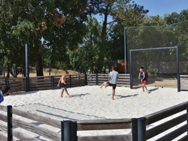 Strandfußball auf dem Roan-Campingplatz Cala Canyelles.