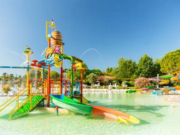 Wasserspielplatz im Lagunenpool auf dem Roan Camping Bella Italia.