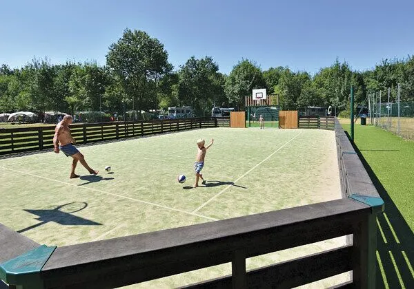 Fußball- und Basketballplatz auf dem Campingplatz Domaine de la Brèche in Roan.