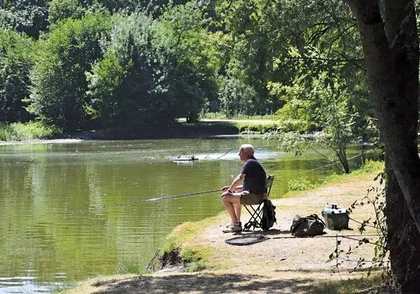 Mann beim Angeln an der Loire auf dem Campingplatz Domaine de la Brèche in Roan.