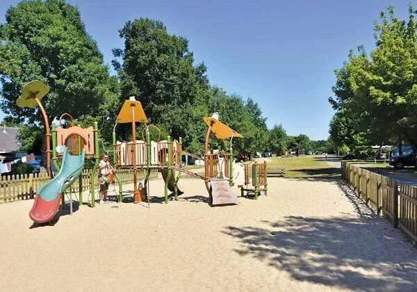 Spielplatz auf dem Campingplatz Roan Domaine de la Brèche.