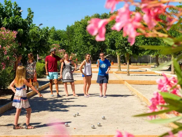 Eine Familie spielt Boule auf dem Roan-Campingplatz Le Castellas.