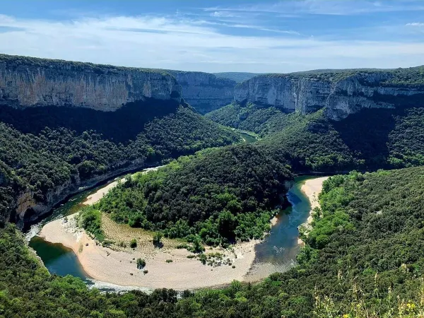 Übersichtsfoto der Gorges d'Ardèche auf dem Roan Campingplatz La Grand'Terre.