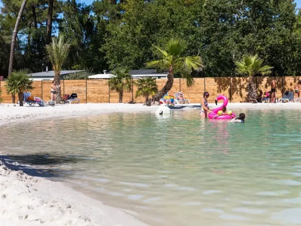 Sonnenbaden am Lagunenpool auf dem Campingplatz Roan La Clairière.