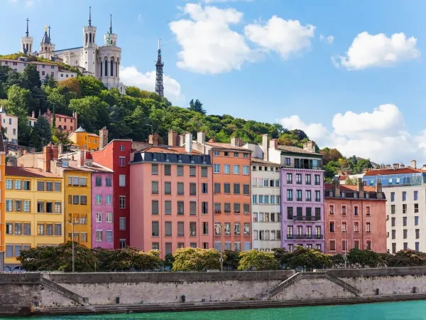 Farbige Ferienhäuser in Lyon in der Nähe des Campingplatzes Roan Château de Galaure.