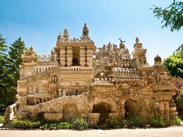 Palais Idéal du Facteur Cheval in der Nähe des Roan-Campingplatzes Château de Galaure.