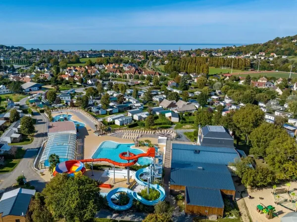 Schwimmbadkomplex auf dem Campingplatz Roan La Vallée.