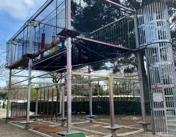 Lustige Spielgeräte auf dem Roan Campingplatz La Grande Métairie.