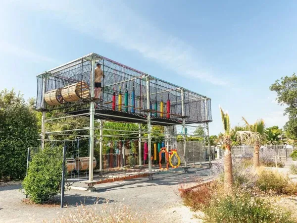 Neu im Jahr 2024: anspruchsvolle Spielgeräte auf dem Roan-Campingplatz Château de Fonrives.