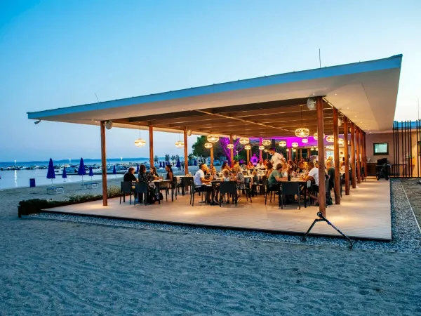 Strandbar auf dem Campingplatz Roan in der Ferienanlage Zaton.