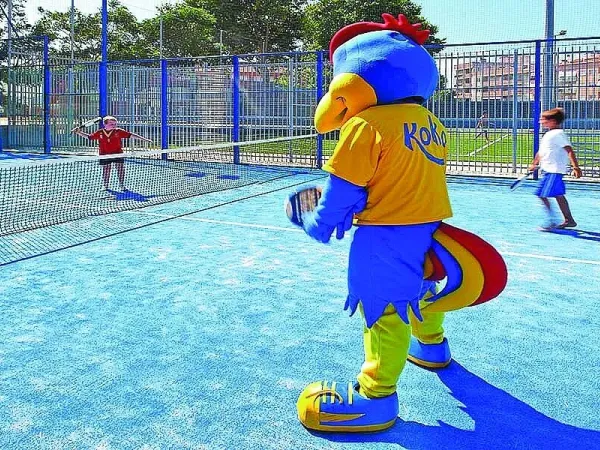 Maskottchen auf dem Tennisplatz des Roan-Campingplatzes La Masia.