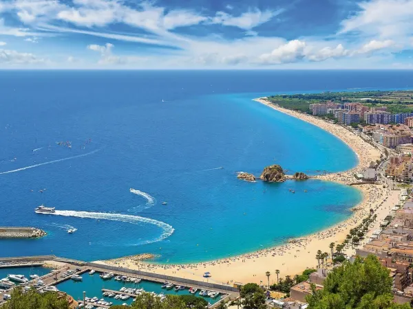 Das schöne Meer und der Strand von Blanes auf dem Campingplatz Roan La Masia.