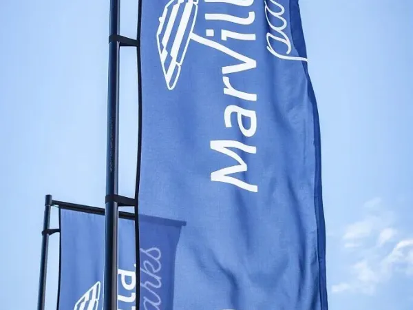 Flaggen mit Logo in den Marvilla Parks.