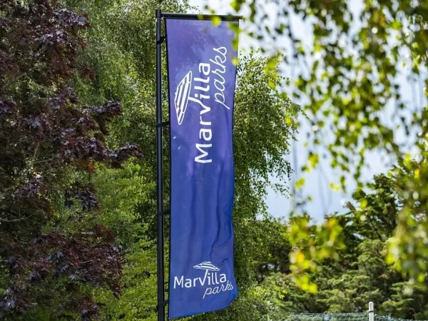 Flagge mit dem Logo von Marvilla Parks.