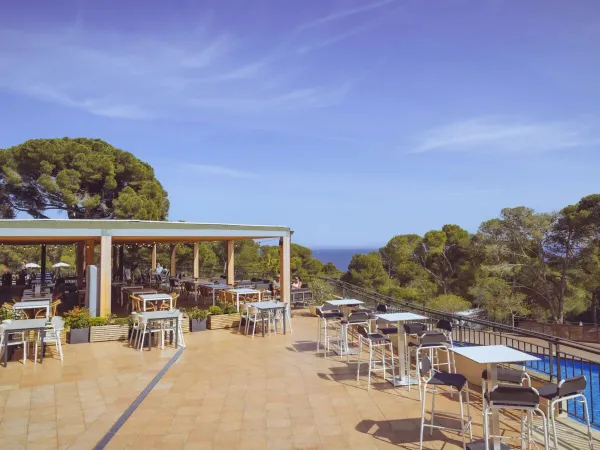 Terrasse am Pool des Campingplatzes Roan Internacional de Calonge.