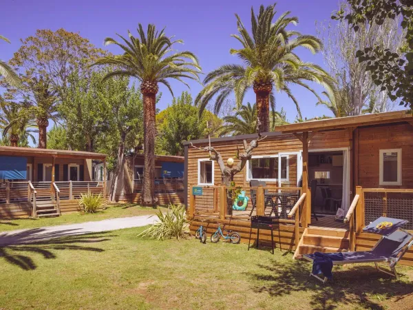 Luxuriöse Mobilheime auf großzügigen Stellplätzen auf dem Roan-Campingplatz Playa Montroig.