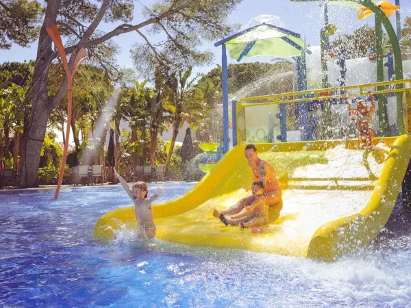 Rutschenspaß im Pool des Campingplatzes Roan in Playa Montroig.