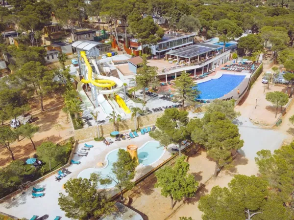 Überblick über die Schwimmbäder und die grüne Umgebung des Campingplatzes Roan Internacional de Calonge.