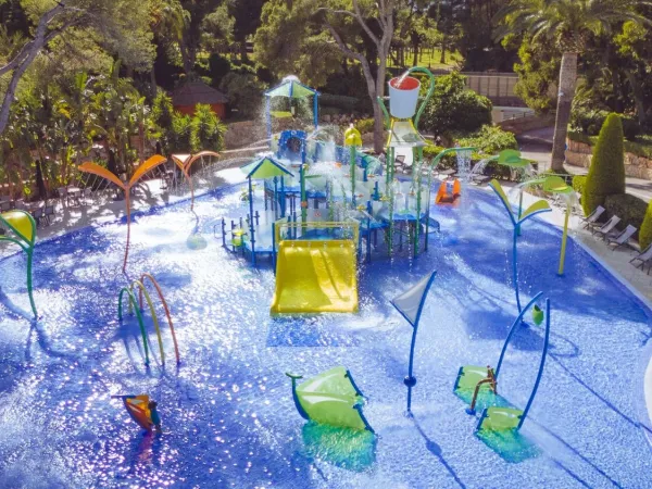 Wasserspielplatz auf dem Roan-Campingplatz Playa Montroig.