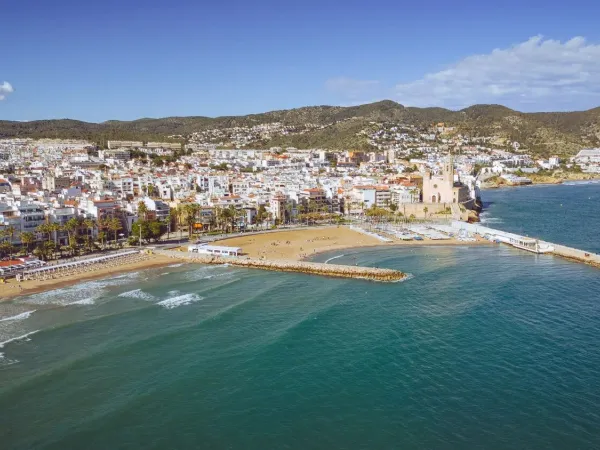 Übersichtsfoto von Sitges in der Nähe des Roan-Campingplatzes El Garrofer.